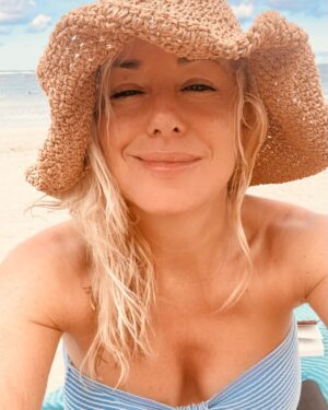 Mariloup Wolfe Instagram - Ayayaille aujourd’hui c’est ma fête! J’ai 47 ans!! J’en reviens juste pas… j’approche la cinquantaine alors qu’on dirait que c’était hier que je jouais dans Ramdam! 😂 Omg que le temps passe vite! Vous êtes plusieurs à m’avoir écrit, merci pour tous vos vœux, ça me fait chaud au cœur! ❤️ Comme vous pouvez voir, j’ai décidé de fuir un peu la réalité et de célébrer au soleil! ☀️ 🌴 Je vous envoie quelques rayons… Cheers les amis!! 🥂