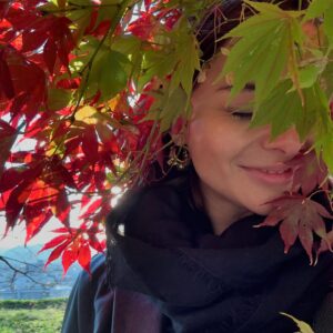 Marina Aleksandrova Instagram - Ноябрь. Воспоминание. Мой вдох перед прекрасным творческим путешествием, это как игра «море волнуется», это момент-«замри»… когда ты становишься наблюдателем и видишь все движения этого несовершенного мира, слышишь своё сердце и чувствуешь глаза любимого человека, который ловит взмах твоих ресниц…

#путешествие #japan2024