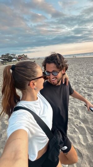 Marina Bastarache Instagram - Truc de couple 💁‍♀️. 
#boyfriend #couplegoals #couples #humour
