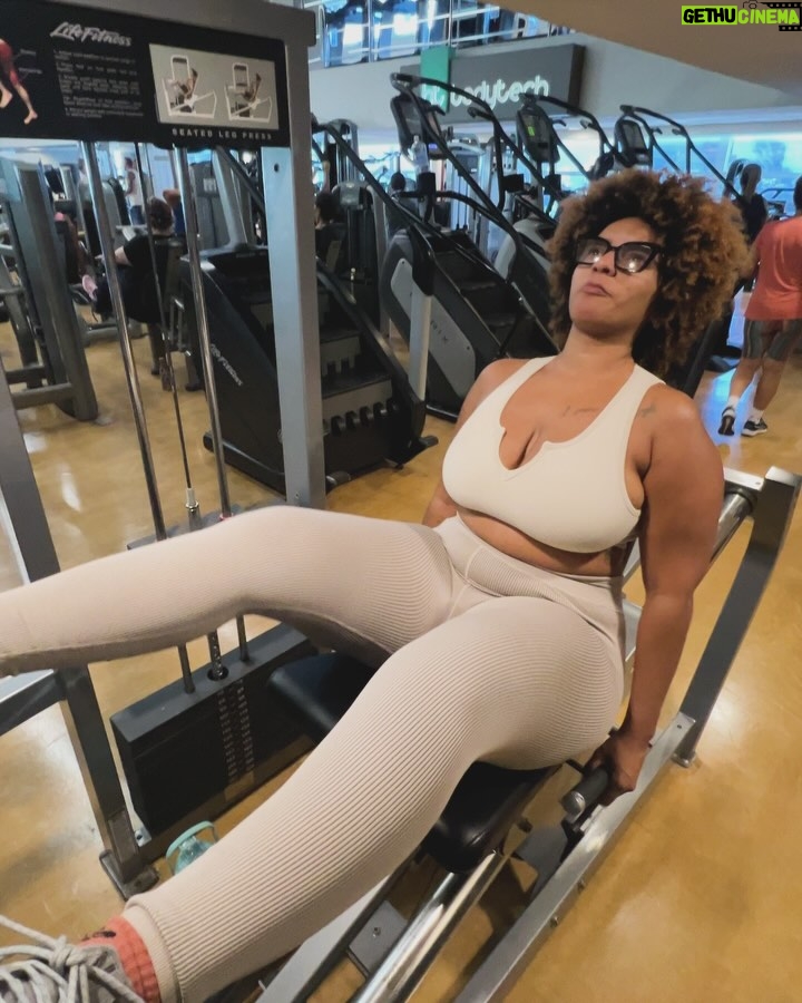 Marina Gregory - 3K Likes - Treininho de perna hoje, e eu nem morri não né @amandamgregory haha
@bt_norteshopping 🙇🏽♀️