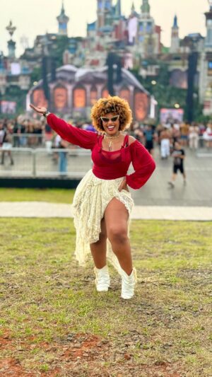 Marina Gregory Instagram - O que foi esse Tomorrowland meu povo do amanhã?! A @budweiser_br fez história mais uma vez, foi realmente inesquecível! E eu trouxe aqui um pouquinho de tudo que vivi no primeiro Tomorrowland Brasil com Bud! Que sonho curtir esse momento com Bud, a cerveja oficial dos fãs do Tomorrowland Brasil! Foi ÉPICO! ❤

#BudNoTML
#BebaComModeração #Publi