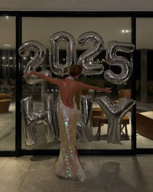 Marina Ruy Barbosa Instagram - primeira noite de 2025. feliz ano novo!! ✨ @shopginger