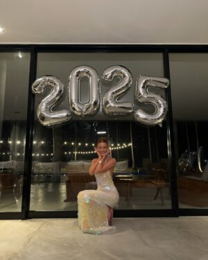 Marina Ruy Barbosa Instagram - primeira noite de 2025. feliz ano novo!! ✨ @shopginger