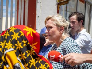 Marine Le Pen Instagram - Dans tout le tour de l’île que nous avons pu faire, nous nous sommes retrouvés partout avec les mêmes difficultés. Nous avons rencontré des habitants qui n’ont vu quasiment personne, qui pour beaucoup n’ont plus de toit, et qui ont un sentiment d’abandon immense.