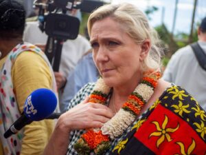 Marine Le Pen Instagram - Dans tout le tour de l’île que nous avons pu faire, nous nous sommes retrouvés partout avec les mêmes difficultés. Nous avons rencontré des habitants qui n’ont vu quasiment personne, qui pour beaucoup n’ont plus de toit, et qui ont un sentiment d’abandon immense.