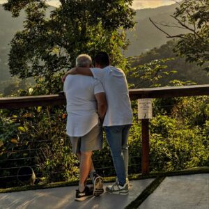 Maripily Rivera Instagram - Mi vida en una Fotografía 🎞️ ❣️
Me derrito con esta imagen que tuve que capturar 📸 cuando los vi así juntos a los dos amores de mi vida ❤️ mi hijo motor de vida  @joe_joegarcia  y mi adorable padre @hectorluis.riveratorres tanto amor 🥰 me da fuerzas en la vida de seguir siendo esta Guerrera de Mujer por ello 😍 Los Amo ..