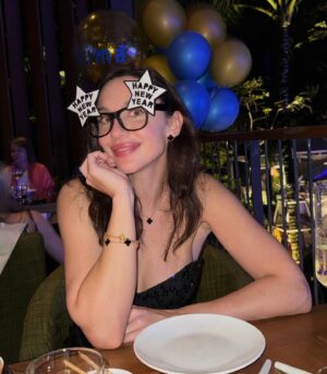 Mariya Boyko Instagram - Поздравляю Вас всех с Наступающим Новым Годом! 🎄 
Желаю вам и вашим близким здоровья и много позитивных моментов в новом году! 
💋Смотрите эфиры со мной в Новогоднюю ночь сегодня 
Всех обнимаю крепко 🫂