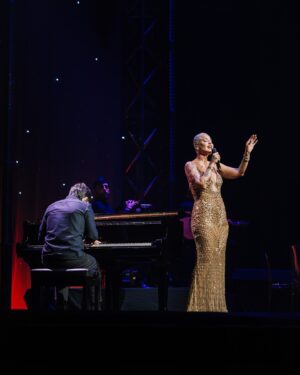 Mariza Instagram - Este ano foi inesquecível. Levei a minha música ao mundo numa tour que passou pela Europa, América do Norte, América do Sul e Ásia, pisando os maiores palcos do mundo e sentindo o abraço caloroso de quem me acompanhou em cada canto.

Fui capa da Vogue, gravei o Colors na Alemanha e vivi momentos de profunda criação e emoção. Lançar o meu perfume foi um passo especial, uma extensão da minha alma, e celebrar com três arenas esgotadas em Portugal encheu-me de orgulho e gratidão.

Acima de tudo, celebrei a vida, a música, a minha família e todos os que caminham comigo nesta jornada.

Que 2025 traga novos sonhos e momentos inesquecíveis. Obrigada por estarem sempre ao meu lado!