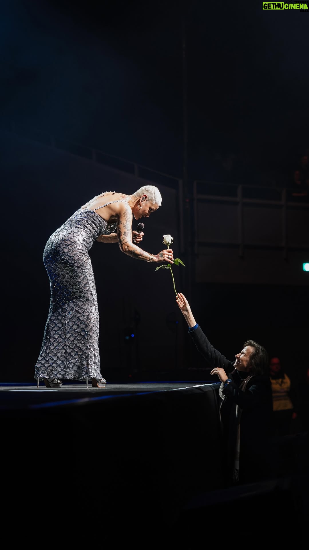 Mariza - 5.8K Likes - Porto, que forma incrível de encerrar este capítulo e abrir portas para um novo ano cheio de sonhos.
Uma belíssima celebração da música, de mais de 25 anos de carreira e de tudo o que construímos juntos em 2024.
Obrigada por fazerem parte desta jornada, que 2025 seja tão mágico quanto estas noites que partilhamos. ⭐️
🎥 @luismoreira.lm