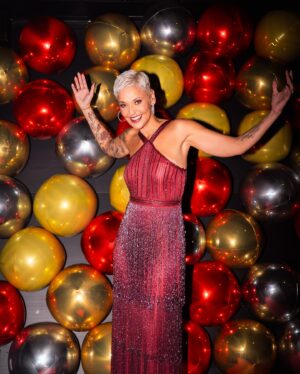 Mariza Instagram - Que o espírito do Natal nos envolva com amor, serenidade e esperança. 🌟 
Que cada abraço seja mais forte, cada sorriso mais verdadeiro e cada momento partilhado mais especial. 
Feliz Natal, com todo o meu coração. ❤️