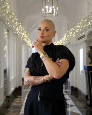 Mariza Instagram - E num piscar de olhos, estamos a dias do Natal e do Ano Novo. ✨ 
Este ano passou a correr, quase como se cada mês durasse apenas um instante. É hora de respirar fundo, refletir sobre tudo o que vivemos e nos preparar para mais um capítulo. Que os próximos dias sejam de conexão, amor e gratidão. Porque, no fundo, é isso que realmente importa. 🎄💫