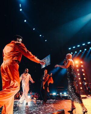 Mariza Instagram - Que honra partilhar o palco da Accor Arena com os incríveis @calema507 , diante de mais de 15.000 pessoas! 
Parabéns pelo trabalho inspirador, pelas conquistas e pelo poder da vossa música, que une e transcende fronteiras. Interpretar Maria Joana ao vosso lado, premiada como Música do Ano, foi mágico. 
Que venham voos ainda maiores! ✨

📸 Nuno Pinto