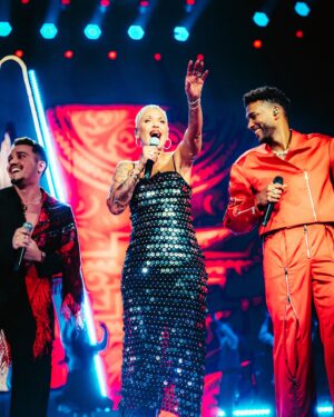 Mariza Instagram - Que honra partilhar o palco da Accor Arena com os incríveis @calema507 , diante de mais de 15.000 pessoas! 
Parabéns pelo trabalho inspirador, pelas conquistas e pelo poder da vossa música, que une e transcende fronteiras. Interpretar Maria Joana ao vosso lado, premiada como Música do Ano, foi mágico. 
Que venham voos ainda maiores! ✨

📸 Nuno Pinto