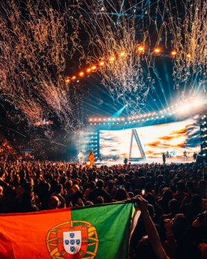 Mariza Instagram - Que honra partilhar o palco da Accor Arena com os incríveis @calema507 , diante de mais de 15.000 pessoas! 
Parabéns pelo trabalho inspirador, pelas conquistas e pelo poder da vossa música, que une e transcende fronteiras. Interpretar Maria Joana ao vosso lado, premiada como Música do Ano, foi mágico. 
Que venham voos ainda maiores! ✨

📸 Nuno Pinto