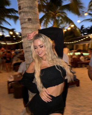 Marli Alexa Instagram - 🌴🍓🍹