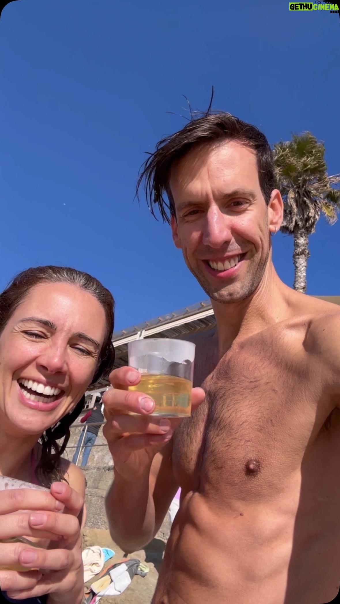 Marta Andrino - 1.8K Likes - O nosso primeiro mergulho no primeiro dia do ano!
Já levávamos algum balanço com os mergulhos que demos nos Açores com a diferença que a água do continente está muito mais gelada.
O segredo é correr e não parar!…como desejamos que seja o novo ano…ir em frente para o que der e vier!!
Obrigado aos amigos a quem nos juntamos nesta “loucura” saudável!
@elnnocas , Tiago Teixeira 💪🏻🙏
Feliz Ano Novo para quem está desse lado! ✨
Façam boas escolhas e sejam gentis
convosco e com os outros.
Vai dar tudo certo!
🙌🏻♥️💪🏻
#happynewyear
#2025
#felizanonovo
#bomano
#praiadecarcavelos
#primeiromergulhodoano