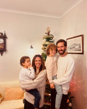 Marta Andrino Instagram - 1. NATAL 2024
2. NATAL 2022
3. NATAL 2019

Em 2026 já não pegamos neles ao colo 😝 #natalnailha #saomiguel #natal2024