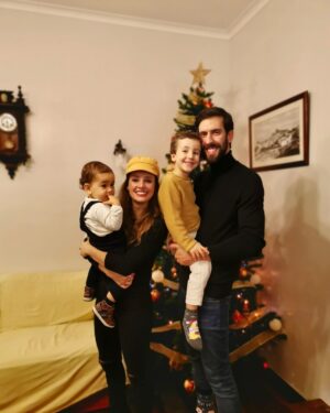 Marta Andrino Instagram - 1. NATAL 2024
2. NATAL 2022
3. NATAL 2019

Em 2026 já não pegamos neles ao colo 😝 #natalnailha #saomiguel #natal2024