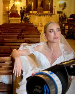 Marta Hazas Instagram - No os deseo una boda así, pero sí muchos series como ésta y muchas risas MACHOS ALFA T3 🎥
Gracias por ese número 1 en un solo día en @netflixes 💕✨
Madre mía Marimar!!! 👰🏼‍♀️🤓
.
@contubernio_producciones @lauracaballero_ @alber_caballero #machosalfa #marimar