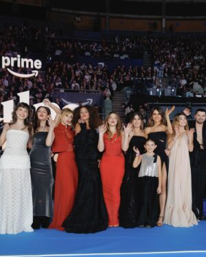 Marta Hazas Instagram - Increíble premier mundial ayer de CULPA TUYA que se marcó @primevideoes  en Madrid 🎥🔥 
Estrenamos el 27 de diciembre!!!! 
Qué maravilla ver la película rodeada de tanta gente disfrutando.
Hasta Robin se vino! #Todoalrojo #rafaela #madresehijas #vistalegre 
.
LOOK
@teresahelbig 
@josejuan35 
@magritshoes 
@joseluisjoyerias 
MUAH
@robertosiguero 
@lancomeofficial 
@beautyexpertlancome #makeup
@saloncheska