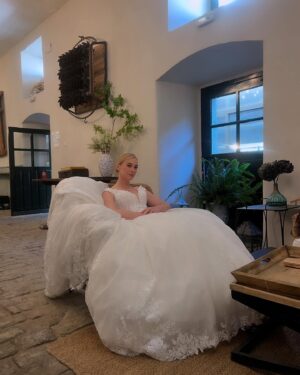 Marta Hazas Instagram - No os deseo una boda así, pero sí muchos series como ésta y muchas risas MACHOS ALFA T3 🎥
Gracias por ese número 1 en un solo día en @netflixes 💕✨
Madre mía Marimar!!! 👰🏼‍♀️🤓
.
@contubernio_producciones @lauracaballero_ @alber_caballero #machosalfa #marimar