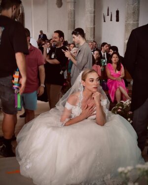 Marta Hazas Instagram - No os deseo una boda así, pero sí muchos series como ésta y muchas risas MACHOS ALFA T3 🎥
Gracias por ese número 1 en un solo día en @netflixes 💕✨
Madre mía Marimar!!! 👰🏼‍♀️🤓
.
@contubernio_producciones @lauracaballero_ @alber_caballero #machosalfa #marimar