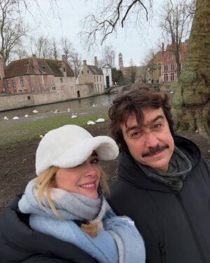 Marta Hazas Instagram - Ha sido un buen año en todos los sentidos, mira que he conocido gente maja y me sigo quedando con quienes ya hace mucho que me encantan.
Gracias 2024 🤍⭐️🎥
No espero nada y lo deseo todo 2025. ✨🍋✨
Empezamos!!! Y seguimos haciendo viajes de todo tipo 😊
.
#felizaño 
#salud #2025 #Culpatuya #hotelbitcoin #playadelobos #laagencia #machosalfa #lavidabreve