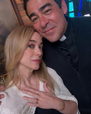 Marta Hazas Instagram - No os deseo una boda así, pero sí muchos series como ésta y muchas risas MACHOS ALFA T3 🎥
Gracias por ese número 1 en un solo día en @netflixes 💕✨
Madre mía Marimar!!! 👰🏼‍♀️🤓
.
@contubernio_producciones @lauracaballero_ @alber_caballero #machosalfa #marimar