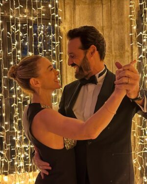 Marta Hazas Instagram - Hoy estrenamos CULPA TUYA 🎥 Los Leister nos vestimos de gala para la ocasión. A disfrutarla en @primevideoes y resto de @primevideo mundial. 
Mi querido @ivansanchezz un gran marido para la ficción y mejor amigo para la vida real. Os dejo algunas fotitos del rodaje inéditas 
Qué lujo ser Rafaela en esta trilogia. Gracias!!!
.
#culpatuya @pokeepsie_films @domingodireccion @carolinabang @alexdelaiglesia @itsnicolewallace @goyatoledo @evaruiz