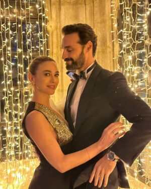 Marta Hazas Instagram - Hoy estrenamos CULPA TUYA 🎥 Los Leister nos vestimos de gala para la ocasión. A disfrutarla en @primevideoes y resto de @primevideo mundial. 
Mi querido @ivansanchezz un gran marido para la ficción y mejor amigo para la vida real. Os dejo algunas fotitos del rodaje inéditas 
Qué lujo ser Rafaela en esta trilogia. Gracias!!!
.
#culpatuya @pokeepsie_films @domingodireccion @carolinabang @alexdelaiglesia @itsnicolewallace @goyatoledo @evaruiz