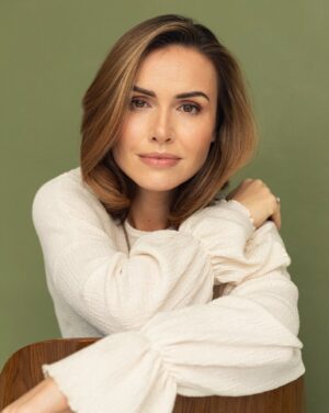 Marta Żmuda-Trzebiatowska Instagram - Tik tak tik tak ⏱️
Odliczam dni do premiery w @teatr_kwadrat ✊🏻✊🏻✊🏻

W lutym pierwsze spektakle przedpremierowe. Kto chętny zobaczyć nas przed premierą?

fot. P.Czyżewska dla @agencja_bumerang