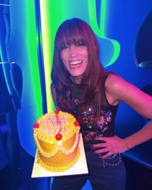 Mary Synatsaki Instagram - 40 🎂. Κανένας απολογισμός. Μόνο ευγνωμοσύνη για τα χρόνια ♥️ η χθεσινή ημέρα σε μερικές φωτογραφίες. Το αδερφάκι μου και οι άνθρωποι μου! Περνούσαμε τέλεια και δεν έβγαλα φωτογραφίες με τους μισούς. Αλλά ξέρουν ποιοι είναι γιατί τους το λέω σε κάθε ευκαιρία. Δηλαδή αν όντως είχα να μοιραστώ κάτι μετά από 40 χρόνια σε αυτήν την γη, είναι το να λες και να δείχνεις ότι νοιάζεσαι και αγαπάς τους πολύτιμους σου. Ο πλούτος μου ⭐️ Και ευχαριστώ και εσάς, που κάποιοι εδώ μέσα με έχετε «ζήσει» να σβήνω κεράκια από τα 25! Είναι πολλά τα χρόνια και άπειρες οι ευχές σας και σας ευγνωμονώ που κάθε χρόνο ξοδεύετε από τον χρόνο σας για αυτές. Τις γλυκές κουβέντες και την αγάπη. Που δεν θεωρώ καθόλου δεδομένη! • καινούργια δεκαετία • Lets goooooooo