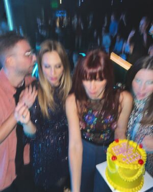 Mary Synatsaki Instagram - 40 🎂. Κανένας απολογισμός. Μόνο ευγνωμοσύνη για τα χρόνια ♥️ η χθεσινή ημέρα σε μερικές φωτογραφίες. Το αδερφάκι μου και οι άνθρωποι μου! Περνούσαμε τέλεια και δεν έβγαλα φωτογραφίες με τους μισούς. Αλλά ξέρουν ποιοι είναι γιατί τους το λέω σε κάθε ευκαιρία. Δηλαδή αν όντως είχα να μοιραστώ κάτι μετά από 40 χρόνια σε αυτήν την γη, είναι το να λες και να δείχνεις ότι νοιάζεσαι και αγαπάς τους πολύτιμους σου. Ο πλούτος μου ⭐️ Και ευχαριστώ και εσάς, που κάποιοι εδώ μέσα με έχετε «ζήσει» να σβήνω κεράκια από τα 25! Είναι πολλά τα χρόνια και άπειρες οι ευχές σας και σας ευγνωμονώ που κάθε χρόνο ξοδεύετε από τον χρόνο σας για αυτές. Τις γλυκές κουβέντες και την αγάπη. Που δεν θεωρώ καθόλου δεδομένη! • καινούργια δεκαετία • Lets goooooooo