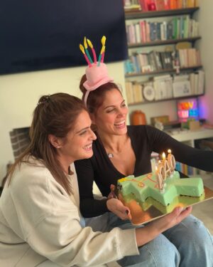 Mary Synatsaki Instagram - 40 🎂. Κανένας απολογισμός. Μόνο ευγνωμοσύνη για τα χρόνια ♥️ η χθεσινή ημέρα σε μερικές φωτογραφίες. Το αδερφάκι μου και οι άνθρωποι μου! Περνούσαμε τέλεια και δεν έβγαλα φωτογραφίες με τους μισούς. Αλλά ξέρουν ποιοι είναι γιατί τους το λέω σε κάθε ευκαιρία. Δηλαδή αν όντως είχα να μοιραστώ κάτι μετά από 40 χρόνια σε αυτήν την γη, είναι το να λες και να δείχνεις ότι νοιάζεσαι και αγαπάς τους πολύτιμους σου. Ο πλούτος μου ⭐️ Και ευχαριστώ και εσάς, που κάποιοι εδώ μέσα με έχετε «ζήσει» να σβήνω κεράκια από τα 25! Είναι πολλά τα χρόνια και άπειρες οι ευχές σας και σας ευγνωμονώ που κάθε χρόνο ξοδεύετε από τον χρόνο σας για αυτές. Τις γλυκές κουβέντες και την αγάπη. Που δεν θεωρώ καθόλου δεδομένη! • καινούργια δεκαετία • Lets goooooooo