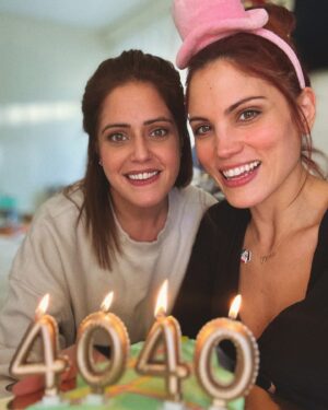 Mary Synatsaki Instagram - 40 🎂. Κανένας απολογισμός. Μόνο ευγνωμοσύνη για τα χρόνια ♥️ η χθεσινή ημέρα σε μερικές φωτογραφίες. Το αδερφάκι μου και οι άνθρωποι μου! Περνούσαμε τέλεια και δεν έβγαλα φωτογραφίες με τους μισούς. Αλλά ξέρουν ποιοι είναι γιατί τους το λέω σε κάθε ευκαιρία. Δηλαδή αν όντως είχα να μοιραστώ κάτι μετά από 40 χρόνια σε αυτήν την γη, είναι το να λες και να δείχνεις ότι νοιάζεσαι και αγαπάς τους πολύτιμους σου. Ο πλούτος μου ⭐️ Και ευχαριστώ και εσάς, που κάποιοι εδώ μέσα με έχετε «ζήσει» να σβήνω κεράκια από τα 25! Είναι πολλά τα χρόνια και άπειρες οι ευχές σας και σας ευγνωμονώ που κάθε χρόνο ξοδεύετε από τον χρόνο σας για αυτές. Τις γλυκές κουβέντες και την αγάπη. Που δεν θεωρώ καθόλου δεδομένη! • καινούργια δεκαετία • Lets goooooooo