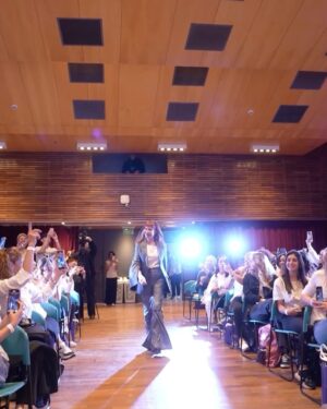 Matilda Blanco Instagram - Más de Subite a Mi Pasarela 3ra Edición! 👠
Este año cerró así con todo! 💫
Con una Master Class increíble! 
Gracias siempre a todos los que se Subieron! 

📍CMD
@bacreativa 
@remingtonlatam 
@matildablancoescuela modelos y asistebtes
@approfessionalmakeup 
@paratirevista 
@bagovit 
@multiled 
@orientargentina 
@abanicospublicitarios 
@noyandeliverydecafe 

Speakers
@andypellegrinook 
@pepeochoa88 
@solerubio 

Mi look @allo_martinez 
Hair color @cerininet 

Idea y realización @matildablanco 
Producción logística PR @soyloregentile 

#subiteamipasarela #matildablancoescuela