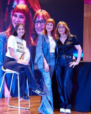 Matilda Blanco Instagram - Más de Subite a Mi Pasarela 3ra Edición! 👠
Este año cerró así con todo! 💫
Con una Master Class increíble! 
Gracias siempre a todos los que se Subieron! 

📍CMD
@bacreativa 
@remingtonlatam 
@matildablancoescuela modelos y asistebtes
@approfessionalmakeup 
@paratirevista 
@bagovit 
@multiled 
@orientargentina 
@abanicospublicitarios 
@noyandeliverydecafe 

Speakers
@andypellegrinook 
@pepeochoa88 
@solerubio 

Mi look @allo_martinez 
Hair color @cerininet 

Idea y realización @matildablanco 
Producción logística PR @soyloregentile 

#subiteamipasarela #matildablancoescuela