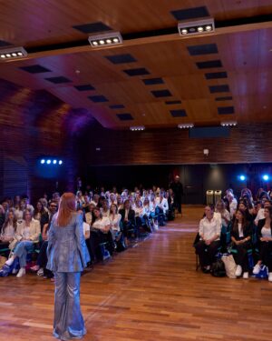 Matilda Blanco Instagram - Más de Subite a Mi Pasarela 3ra Edición! 👠
Este año cerró así con todo! 💫
Con una Master Class increíble! 
Gracias siempre a todos los que se Subieron! 

📍CMD
@bacreativa 
@remingtonlatam 
@matildablancoescuela modelos y asistebtes
@approfessionalmakeup 
@paratirevista 
@bagovit 
@multiled 
@orientargentina 
@abanicospublicitarios 
@noyandeliverydecafe 

Speakers
@andypellegrinook 
@pepeochoa88 
@solerubio 

Mi look @allo_martinez 
Hair color @cerininet 

Idea y realización @matildablanco 
Producción logística PR @soyloregentile 

#subiteamipasarela #matildablancoescuela