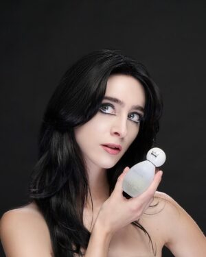 Matilda Morri Instagram - Dopo 4 anni, in cui mi chiedete “quando farai un profumo tuo?”, oppure “lancerai il tuo brand?”, finalmente oggi è il giorno, il giorno in cui, grazie a voi, e alle tante vostre richieste, ho preso coraggio e ho deciso di fare questo grande passo insieme. E dico “insieme”, poiché senza di voi io non sarei qui oggi, e non sarebbe qui MATILDA MORRI beauty, il mio brand, che dà vita a 4 fragranze, ognuna diversa dall’altra, perché spero di accontentarvi tutti. I miei profumi saranno ufficialmente disponibili all’acquisto in tutti gli store @rinascente e sullo shop online matildamorribeauty.it a partire dall’8 dicembre.

Ecco qui una descrizione delle 4 fragranze:
READY TO S3X: questo blend rappresenta l’essenza del momento che precede il rapporto s3ssuale, evocando un corpo pulito e un rituale meticoloso per raggiungere un’armonia olfattiva. La fragranza si apre con un accordo di sapone, prosegue con un cuore di burro floreale e si chiude con un accordo di pelle umana, curando il preludio dell’atto con sensualità.

SEPULCRA: una fragranza profonda, che omaggia i reietti e chi si sente diverso. Con note di camomilla e rosa in testa, un cuore di crisantemo e un fondo di incenso e benzoino, questo profumo cimiteriale e meditativo é per chi vive al crepuscolo, e per chi spesso non può (o non vuole) sorridere. 

CONFETTURA: un gourmand che celebra un rituale comune a milioni di italiani: la colazione con confettura preparata da qualcuno che ci ama. Al centro, una prugna caramellata che si combina con rhum e pera, creando una dolcezza equilibrata e accogliente, simile a un comfort food che risveglia ricordi d’infanzia. Note di vaniglia e sentori ambrati completano questa esperienza golosa e irrinunciabile.

NEROLI IMPERIALE: un elisir ideale per occasioni speciali (o per quando non si sa cosa mettere), con un mix elegante e sofisticato. La fragranza offre note rinvigorenti che agiscono come un’armatura invisibile, conferendo energia e vitalità per affrontare eventi importanti. Con sentori di fiori d’arancio e bergamotto, è un vero e proprio “empowerment” in boccetta, arricchito da neroli, gelsomino e orchidea nel cuore e un fondo di legno di cedro, ylang ylang e sandalo.