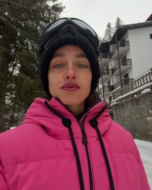 Matilde Gioli Instagram - Oh the weather outside is frightful ❄️
But the fire is so delightful 🔥