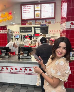 Maya Erskine Instagram - Mom and dad’s night out. So proud of everyone who worked on @smithsonprime ❤️🩷 congratulations to all the nominees and winners 🌸 feeling a lot of gratitude to be here xx