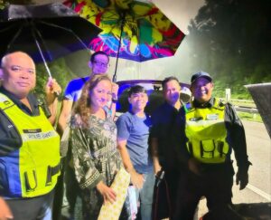 Maya Karin Instagram - Terima kasih kepada these gentlemen, malam ni tolong saya masa kereta rosak tengah highway. Thank you Police, polis bantuan dan kawan mereka. 
Dah la kereta mogok, pas tu mula hujan pulak. 
I’m very grateful for the help. 
Now kereta masuk hospital semalam, maybe esok boleh bawa my baby keluar. 
😊❤️