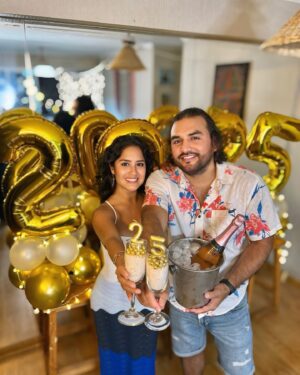 Mayella Lloclla Instagram - Feliz 2025 para todos ✨🥂❤️ 

#newyear #newyear2025