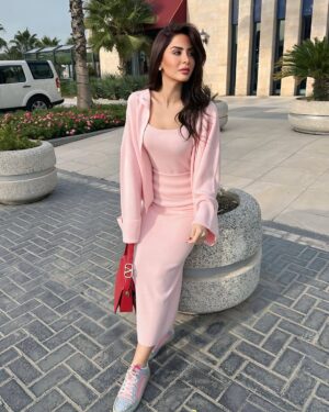 Mays Anber Instagram - مسائكم حب وسعادة💖شنو قراراتكم للسنة الجديدة؟؟ 

Outfit @try.on.dress.uae
