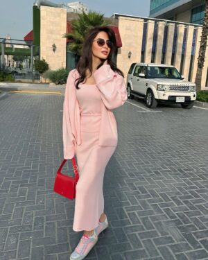 Mays Anber Instagram - مسائكم حب وسعادة💖شنو قراراتكم للسنة الجديدة؟؟ 

Outfit @try.on.dress.uae
