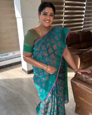 Meera Krishna, Meera Siva Instagram - Thank you for the beautiful jewellery 🥰
#kanmanianbudan #vijaytv #actress #promotion #jewellery #actors #instagram #instagood #instalike #instadaily #insta #instapromotion #