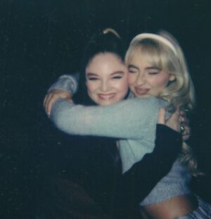 Megan Stalter Instagram - Congrats to Queen of Christmas @sabrinacarpenter 🎄❤️🪽for her amazing special A Nonsense Christmas !!WATCH TONIGHT at 9pm ET/ 6PM PT only on @Netflix 🎄💋🎁