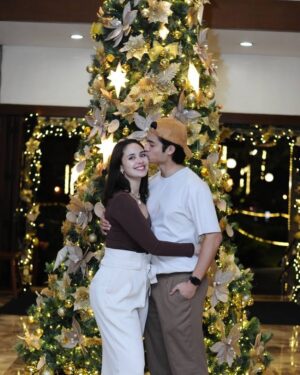 Meganne Young Instagram - Happy holidays from our family to yours! 🎄 this year, we celebrated with both sides of Fofo’s family, the Banzon and the Daez families ❤️ Missing my family because they are all in the US — and I’m getting major FOMO 🥲 but I’m so thankful that we get to celebrate family, love and the holiday spirit with such a big family. 🫶🏻 

Try looking for us in the group photos 😆 PS too many cousins to tag, hindi magkakasya 🤣