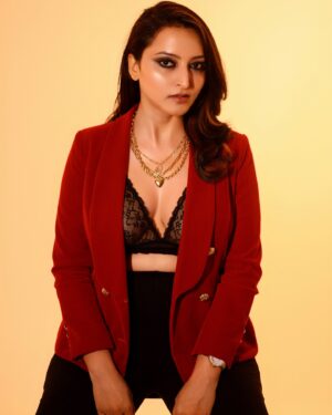 Meghana Gaonkar Instagram - Your Secret Santa arrived early♥️💫 
~
Styled by @meghanagaonkar 
Shot by @framesbyvikaskakolu 
Beauty work by @manjunattha.n 
Assisted by @glow_up_dairies