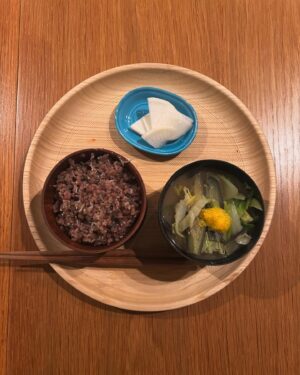 Megumi Instagram - 年末年始かなり会食があったので、若玄米で身体をリセットしました！
10日間若玄米と野菜沢山のお味噌汁のみをひたすら頂きます。
咀嚼は一口に100回目標❤️‍🔥

今日で最終日なんですが、ウエストのラインがかなり
変わり、頭がクリアで身体がめちゃくちゃ楽！！
@yuko.hagino 先生！いつもサポートありがとうございます！
興味ある方は是非やってみてねー💕